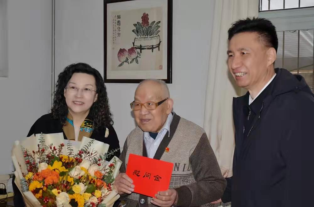 濟南產(chǎn)發(fā)集團黨委副書記、總經(jīng)理黃蓓走訪慰問離休老干部、老黨員